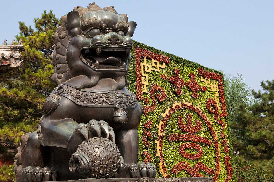 Bronze Löwe am Eingang zum Sommerpalast Yihe Yuan, Peking, Beijing, Volksrepublik China