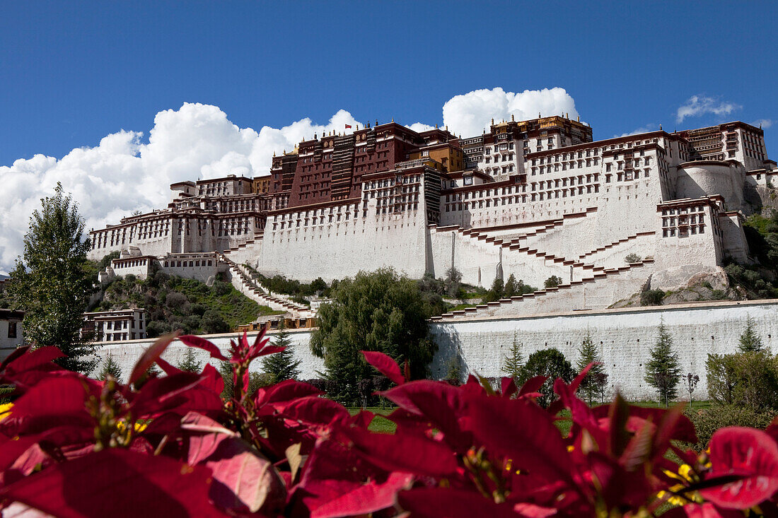 Potala-Palast, Residenz und Regierungssitz der Dalai Lamas in Lhasa, autonomes Gebiet Tibet, Volksrepublik China