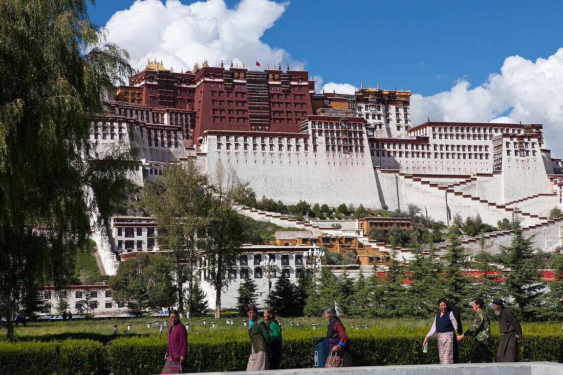 Pilger vor dem Potala-Palast, Residenz und Regierungssitz der Dalai Lamas in Lhasa, autonomes Gebiet Tibet, Volksrepublik China