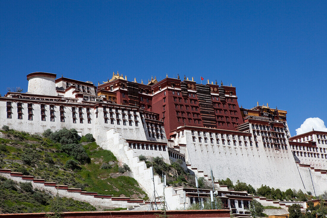 Potala-Palast, Residenz und Regierungssitz der Dalai Lamas in Lhasa, autonomes Gebiet Tibet, Volksrepublik China
