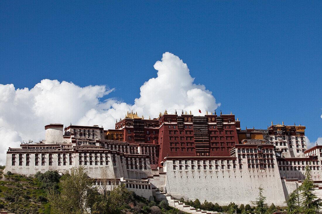 Potala-Palast, Residenz und Regierungssitz der Dalai Lamas in Lhasa, autonomes Gebiet Tibet, Volksrepublik China