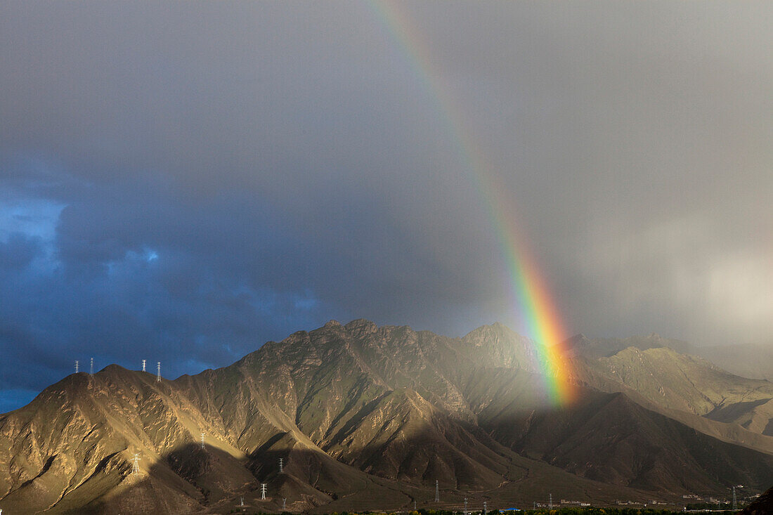Regenbogen über den Bergen bei Lhasa, autonomes Gebiet Tibet, Volksrepublik China