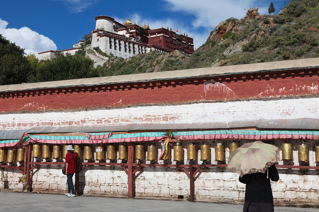 Gebetsmühlen vor dem Potala-Palast, Residenz und Regierungssitz der Dalai Lamas in Lhasa, autonomes Gebiet Tibet, Volksrepublik China