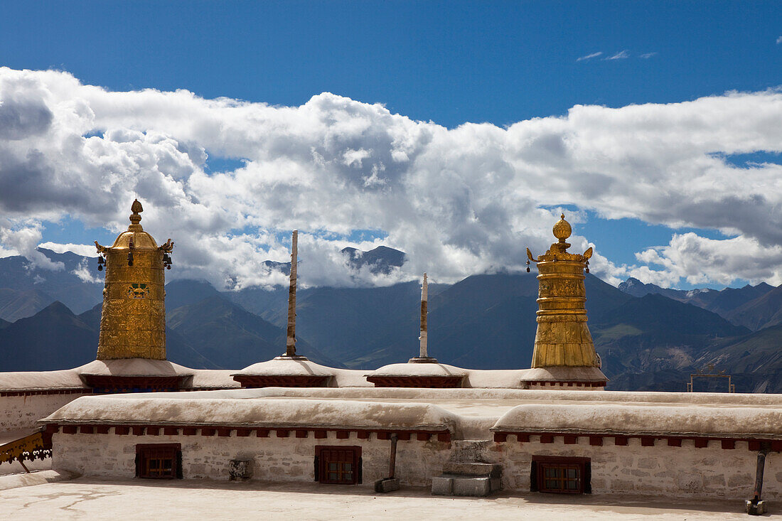 Blick vom Dach des Drepung Klosterkomplex bei Lhasa, autonomes Gebiet Tibet, Volksrepublik China