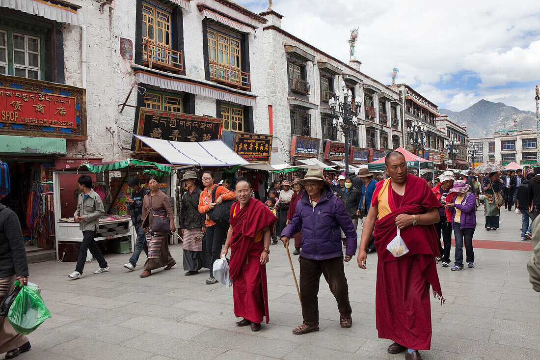 Buddhistische Pilger in Lhasa, autonomes Gebiet Tibet, Volksrepublik China