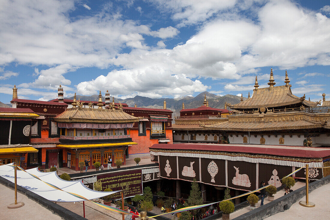 Buddhistisches Jokhang Kloster, Nationalheiligtum in der Altstadt von Lhasa, autonomes Gebiet Tibet, Volksrepublik China