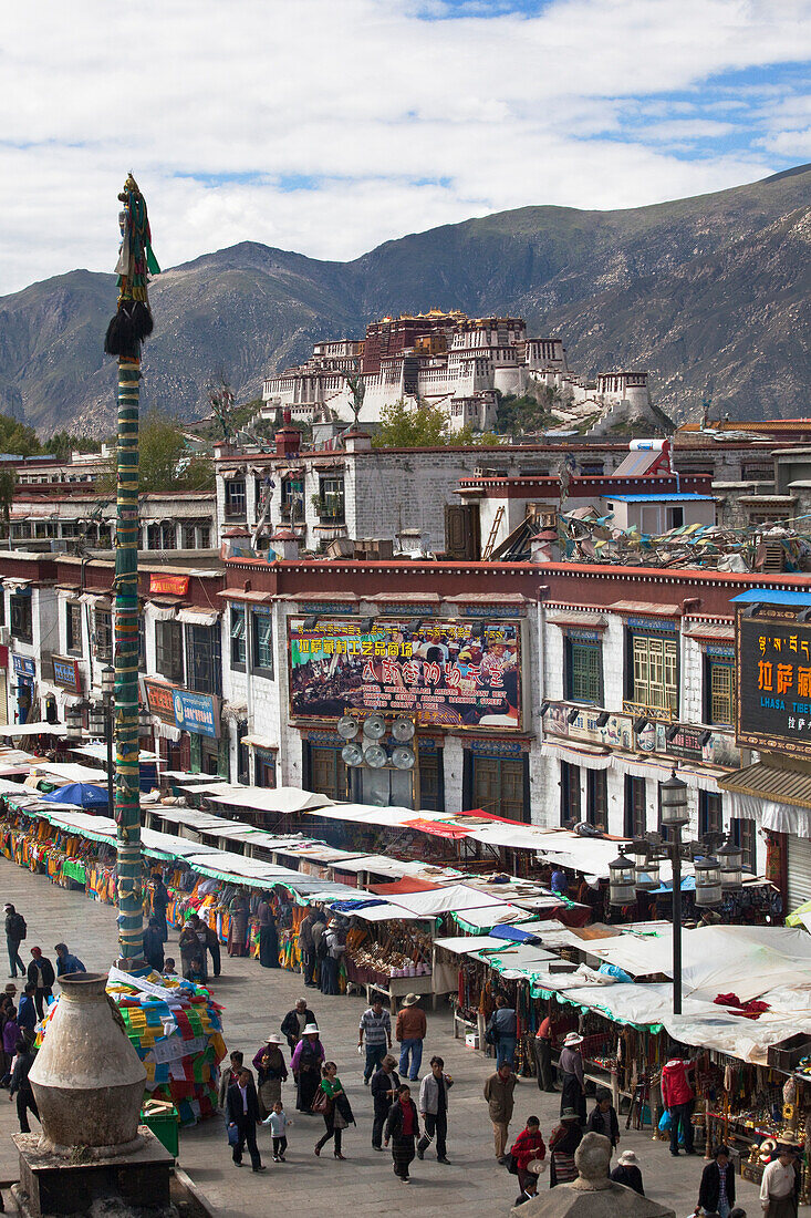 Barkhor Platz in der Altstadt von Lhasa, Transhimalaya Gebirge, Potala Palast im Hintergrund, autonomes Gebiet Tibet, Volksrepublik China
