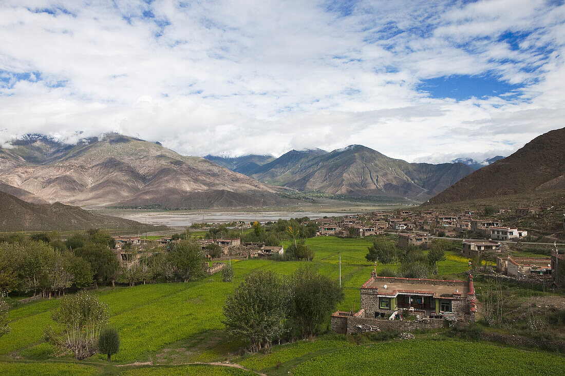 Dorf am Lhasa Fluss im Transhimalaya Gebirge bei Lhasa, autonomes Gebiet Tibet, Volksrepublik China
