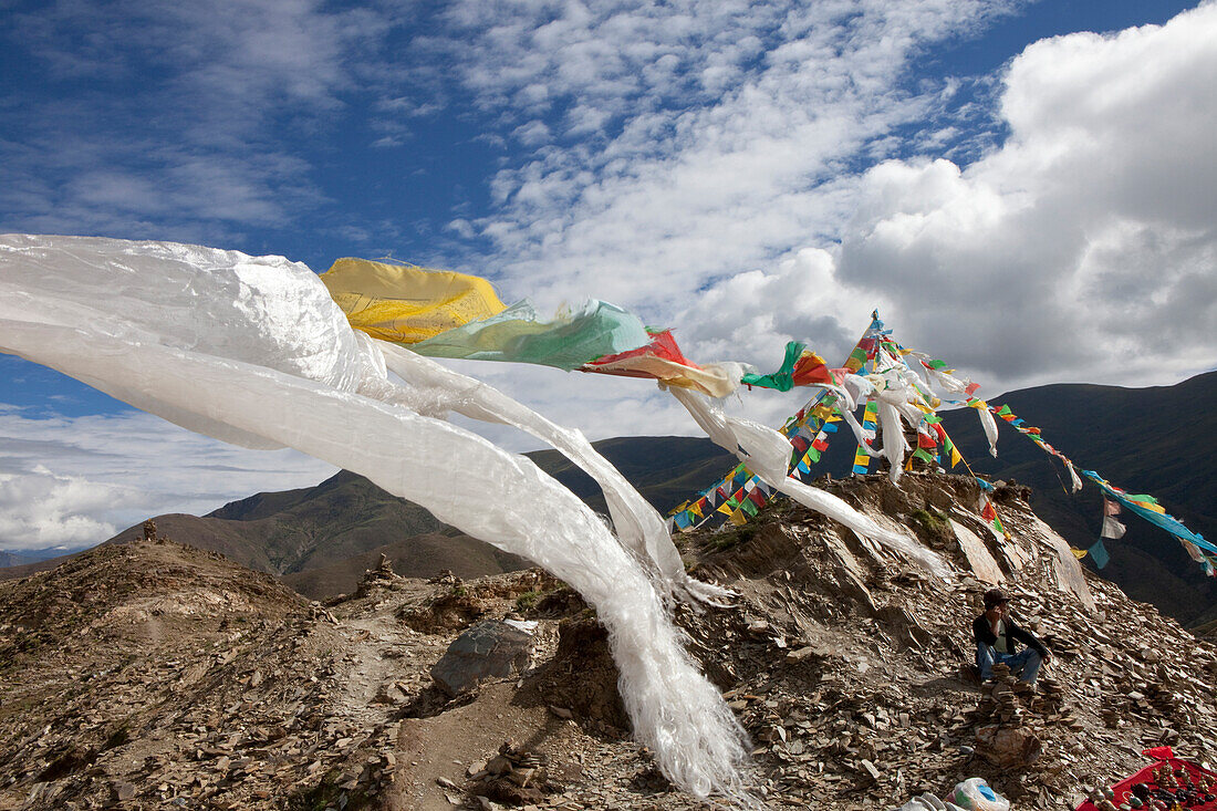 Gebetsfahnen im Transhimalaya-Gebirge auf dem Khampa La Pass bei Lhasa, autonomes Gebiet Tibet, Volksrepublik China