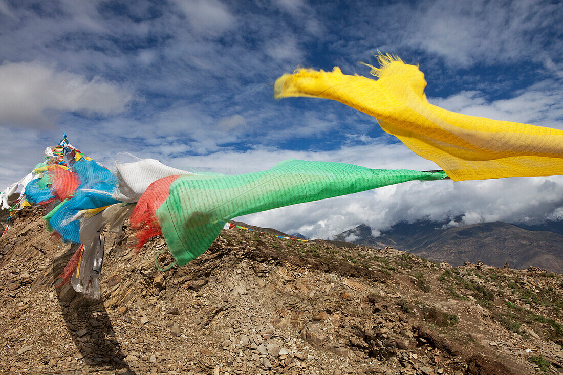 Gebetsfahnen im Transhimalaya-Gebirge auf dem Khampa La Pass bei Lhasa, autonomes Gebiet Tibet, Volksrepublik China