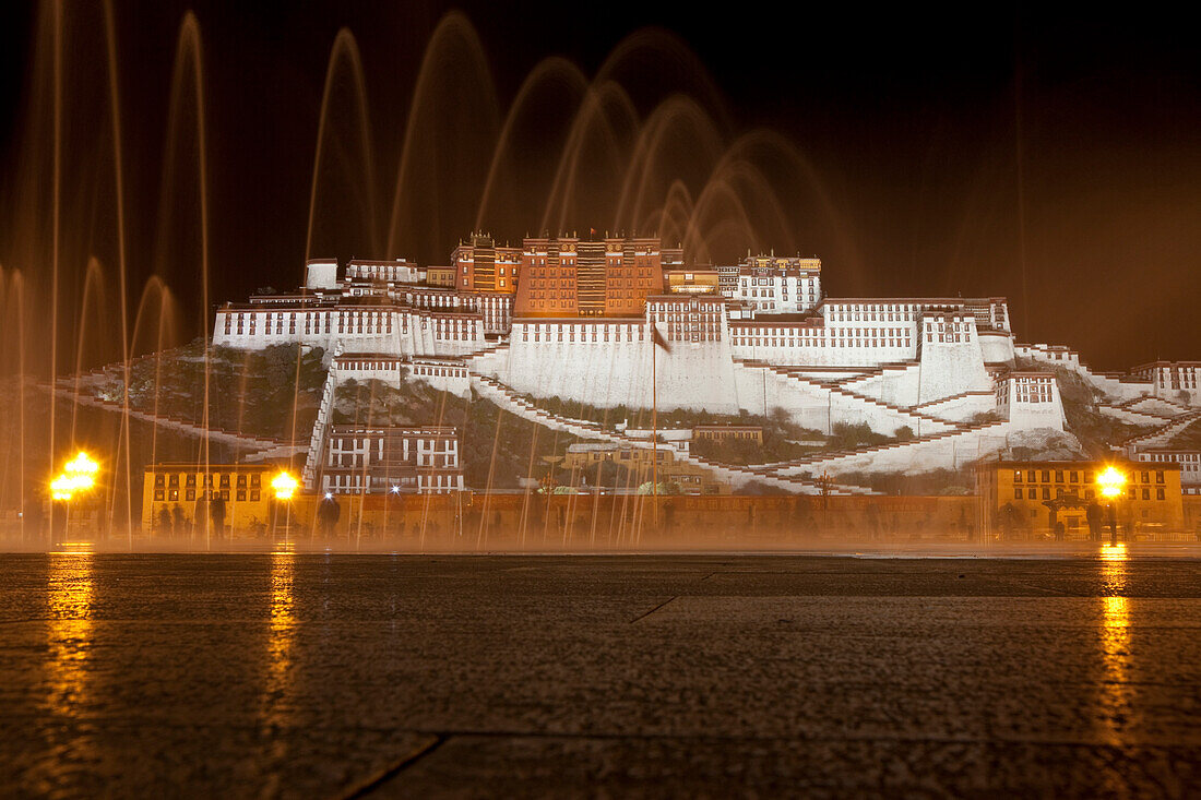 Potala-Palast bei Nacht, Residenz und Regierungssitz der Dalai Lamas in Lhasa, autonomes Gebiet Tibet, Volksrepublik China