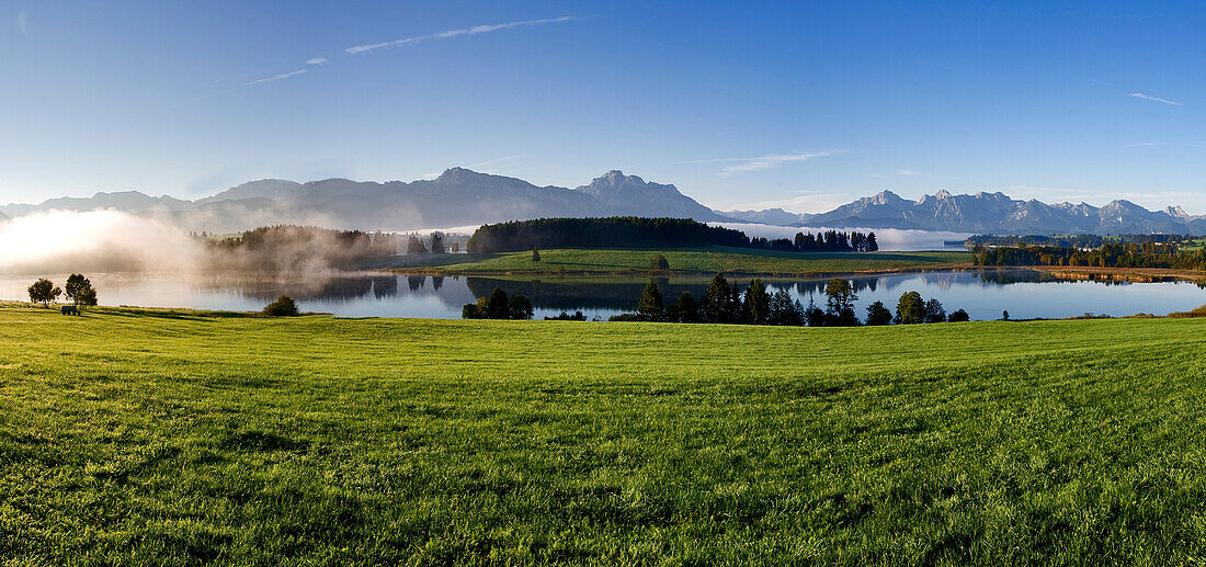 Landschaft am Forgensee mit Blick auf die Füssener Berge, Oberbayern, Deutschland, Europa