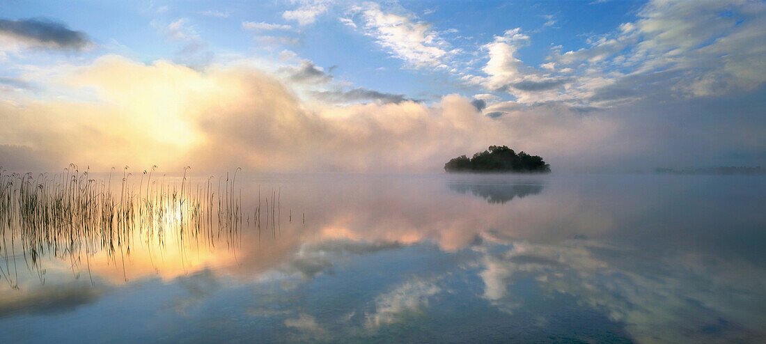 Insel Mühlwörth bei Sonnenaufgang, Staffelsee, Oberbayern, Deutschland, Europa