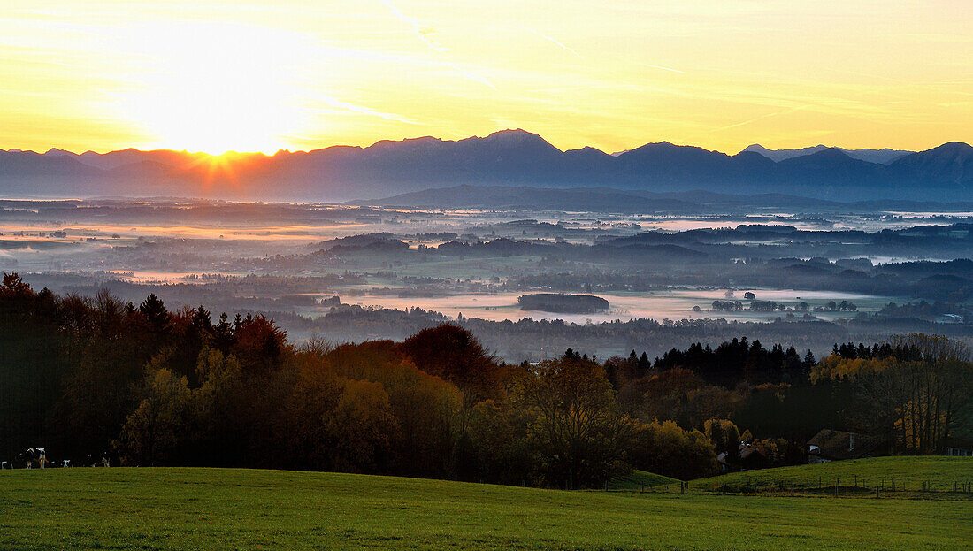 Blick vom Hohen Peißenberg auf Landschaft bei Sonnenaufgang, Oberbayern, Deutschland, Europa