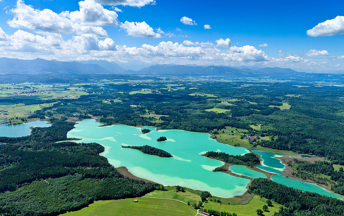 Luftaufnahme über die Osterseen zur Zugspitze, Oberbayern, Deutschland, Europa