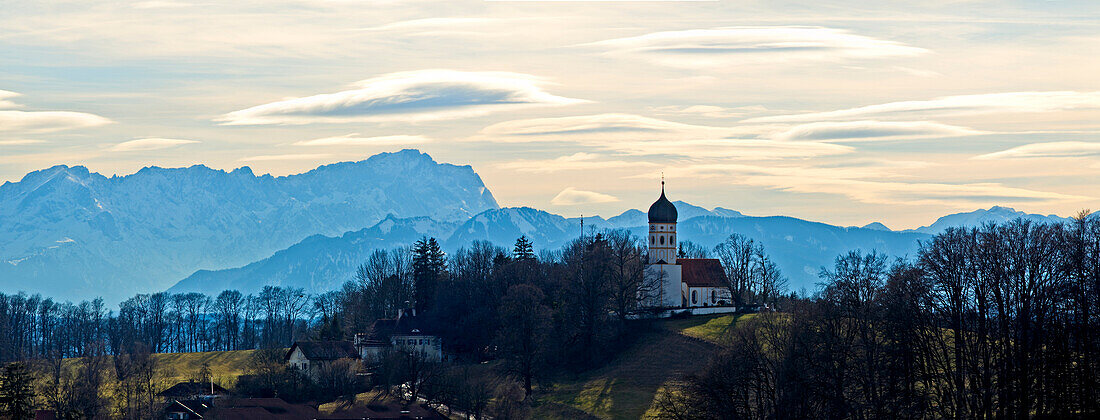 Blick auf Holzhausen und Zugspitze, Oberbayern, Deutschland, Europa