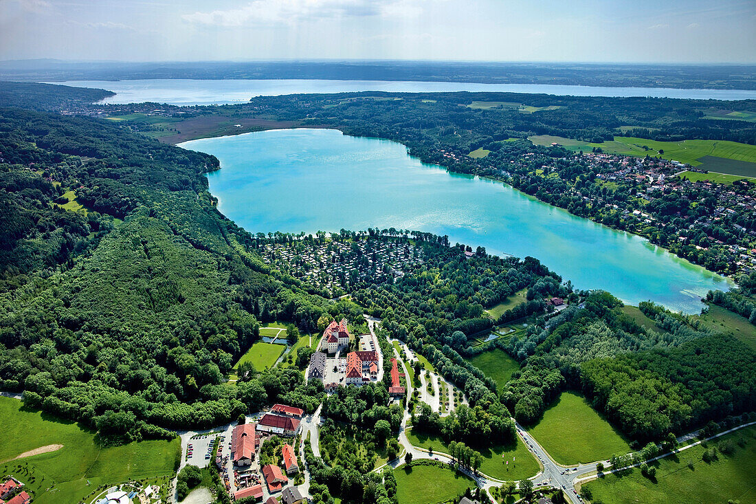 Luftaufnahme vom Pilsensee im Sonnenlicht, Lkr. Starnberg, Oberbayern, Deutschland, Europa