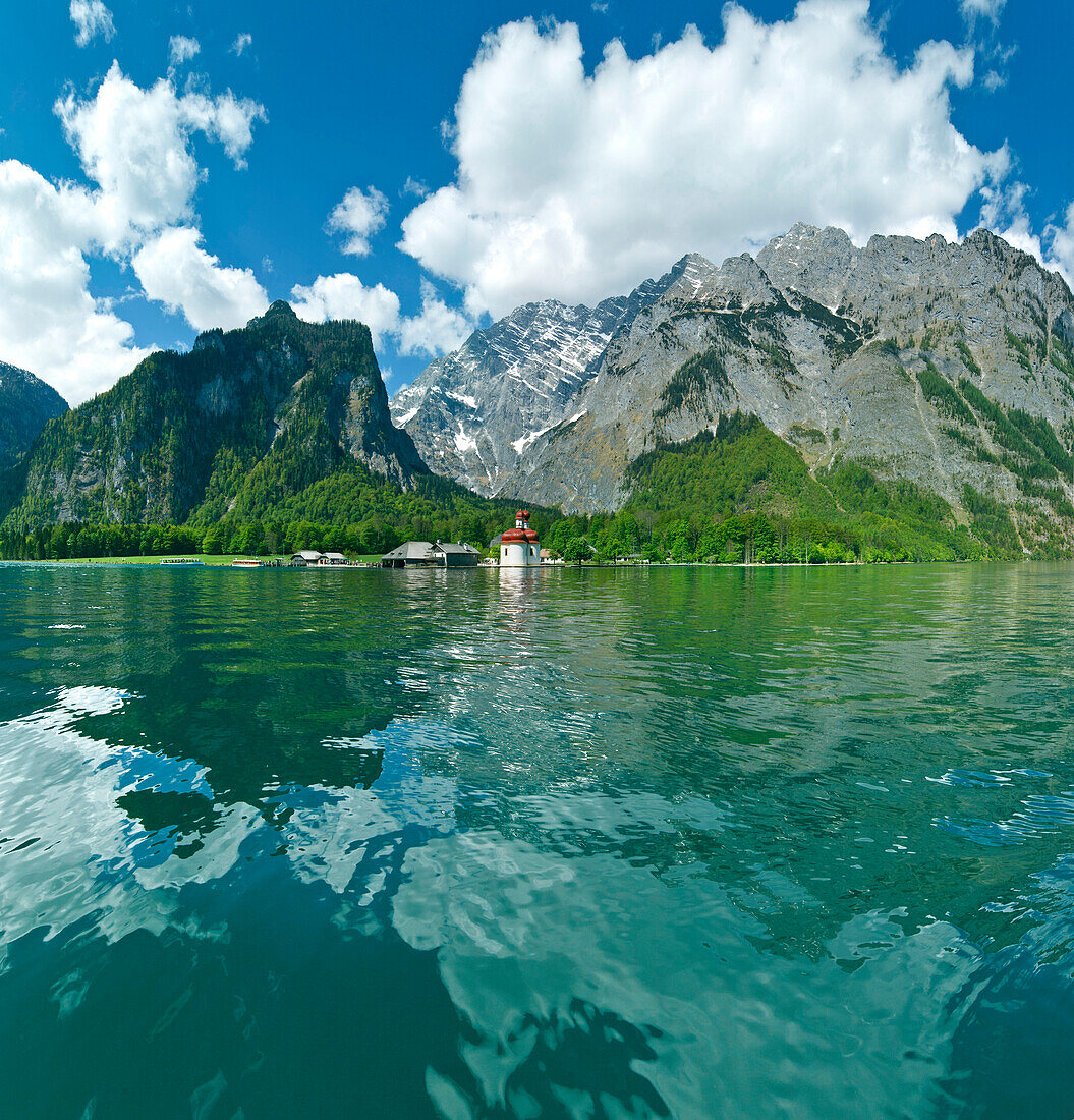 Königssee mit Wallfahrtskapelle St. Bartholomä und Watzmann Ostwand, Berchtesgadener Land, Oberbayern, Deutschland, Europa