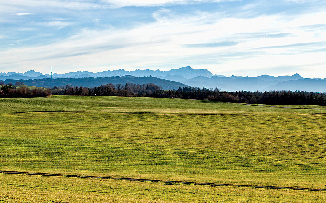Blick von Wessobrunn auf den Hohen Peißenberg und die Zugspitze, Oberbayern, Deutschland, Europa