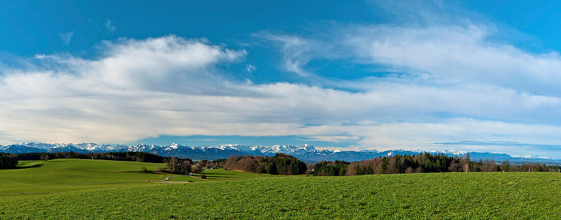 Blick von Degerndorf im Fünfseenland auf die Alpenkette, Karwendel, Wettersteingebirge und Allgäuer Berge, Oberbayern, Deutschland, Europa