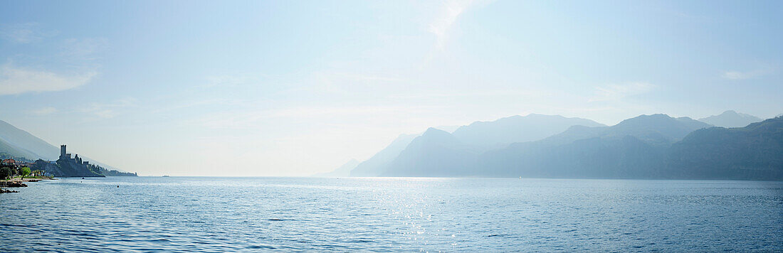 Blick über Gardasee auf Castello Scaligero, Malcesine, Venetien, Italien