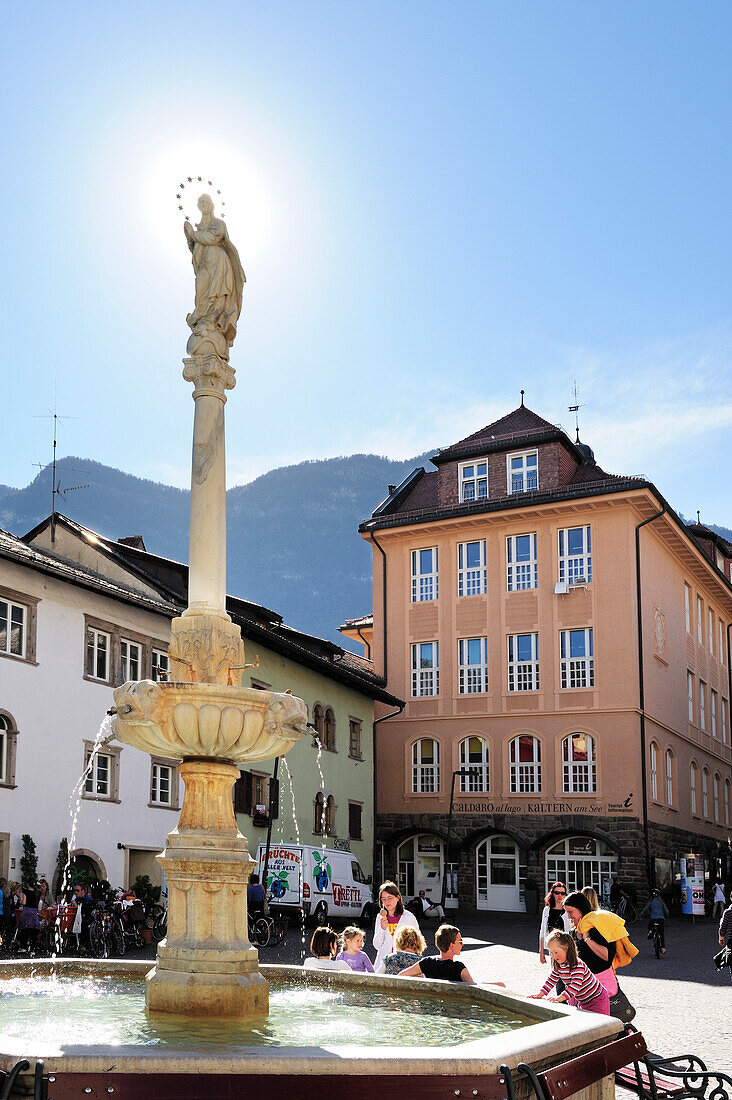 Gruppe von Personen am Dorfbrunnen von Kaltern, Kaltern, Südtirol, Italien, Europa
