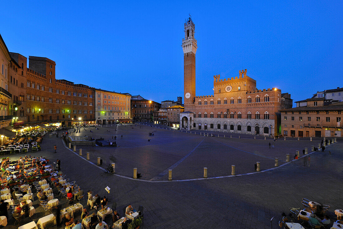 Blick über Piazza del Campo zum Palazzo Pubblico mit Torre del Mangia, Siena, Toskana, Italien