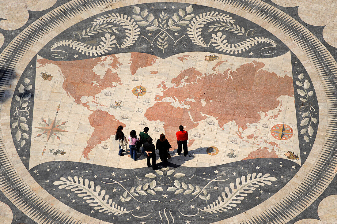 Menschen betrachten Weltkarte auf dem Boden vor dem Entdeckerdenkmal, Lissabon, Portugal, Europa