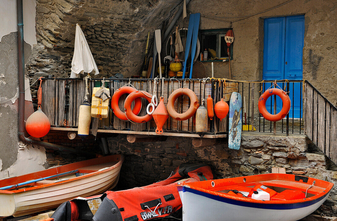 Boote vor einem Haus, Riomaggiore, Cinque Terre, Ligurien, Italien, Europa