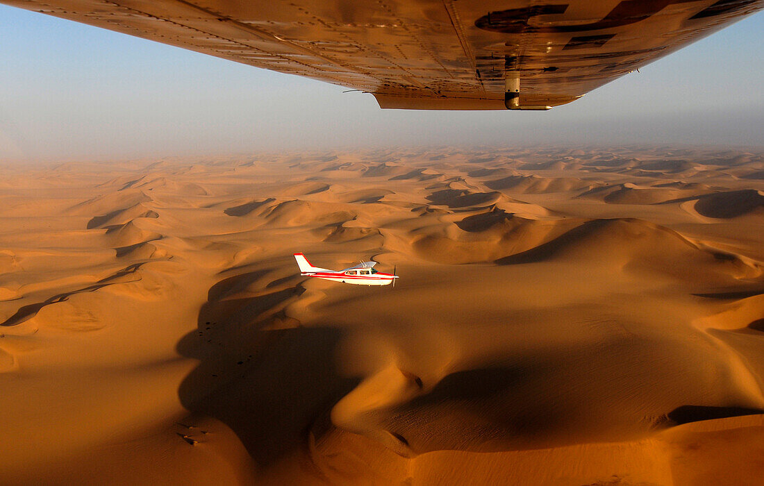 Luftaufnahme eines Flugzeugs über der Wüste, Sossusvlei, Namibia, Afrika