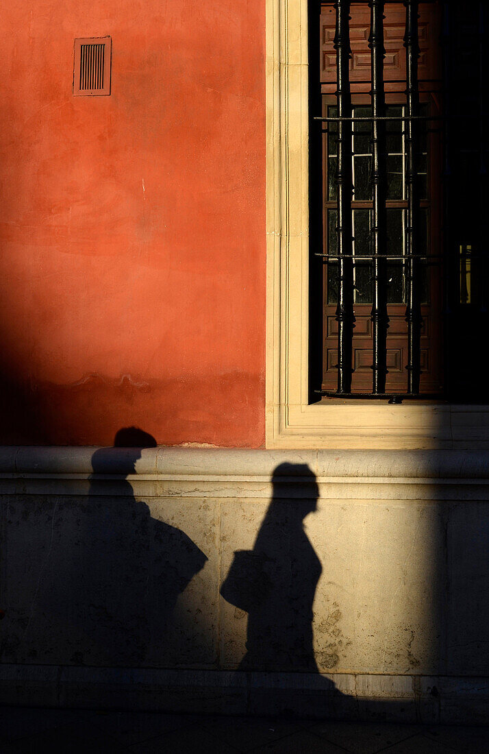 Schatten an roter Wand, Sevilla, Andalusien, Spanien, Europa