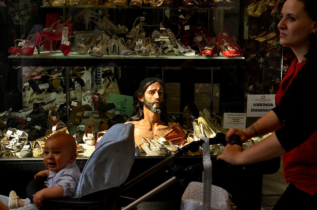 Christusfigur in einem Schuhgeschäft, Semana Santa, Sevilla, Andalusien, Spanien, Europa
