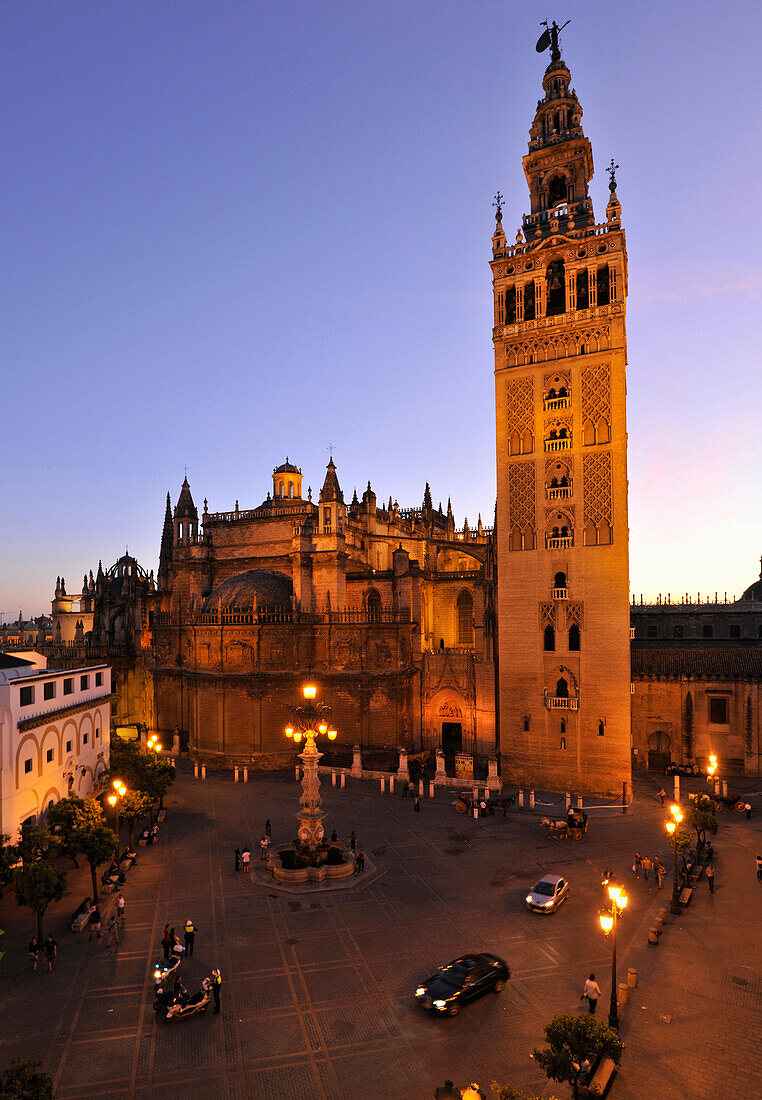 Kathedrale Santa Maria de la Sede und Giralda am Abend, Sevilla, Andalusien, Spanien