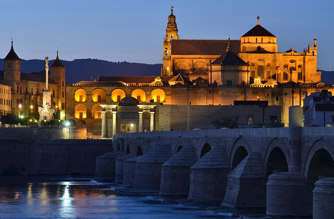 Beleuchtete Kathedrale La Mezquita, römische Brücke und der Fluss Guadalquivir am Abend, Cordoba, Andalusien, Spanien, Europa