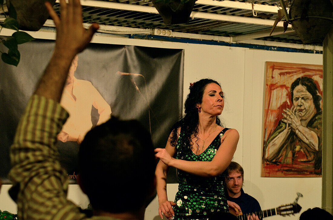 Frau tanzt Flamenco, Sevilla, Andalusien, Spanien, Europa