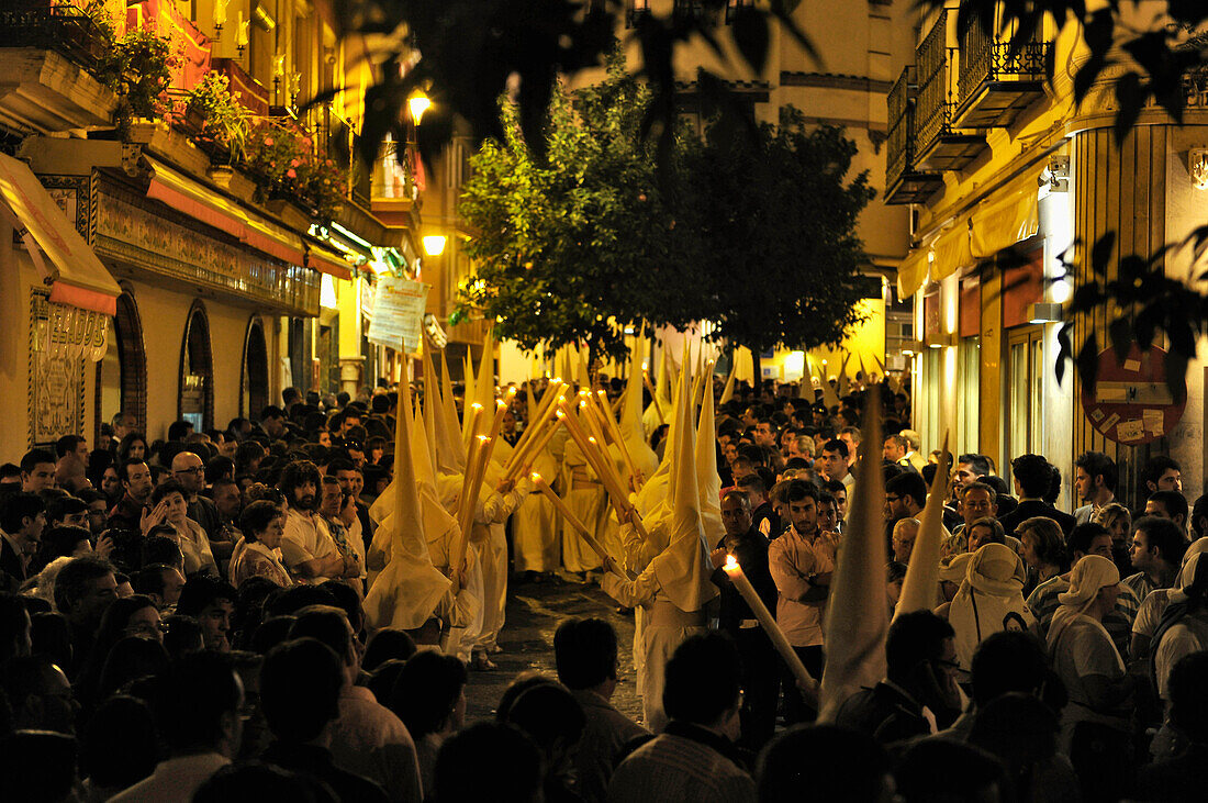 Nazarenos, Hermandad de La Borriquita, Palmsonntag-Prozession, Semana Santa, Sevilla, Andalusien, Spanien