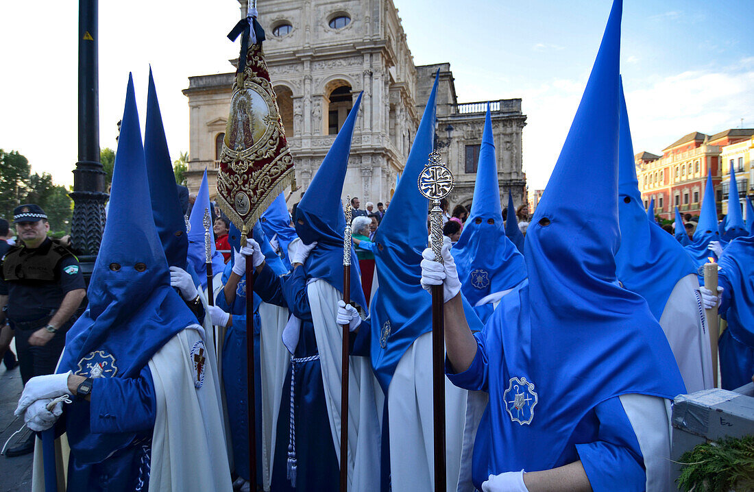 Nazarenos einer Bruderschaft während der Prozession am Palmsonntag, Semana Santa, Sevilla, Andalusien, Spanien, Europa