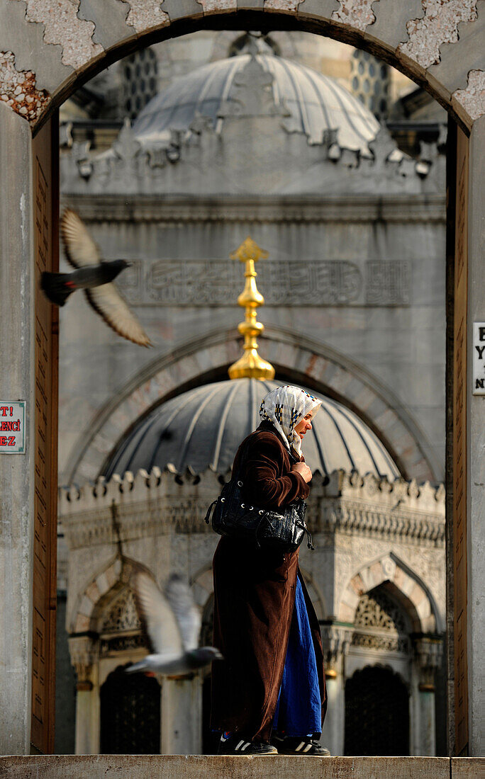 Türkische Frau vor der Neuen Moschee der Sultansmutter, Istanbul, Türkei, Europa