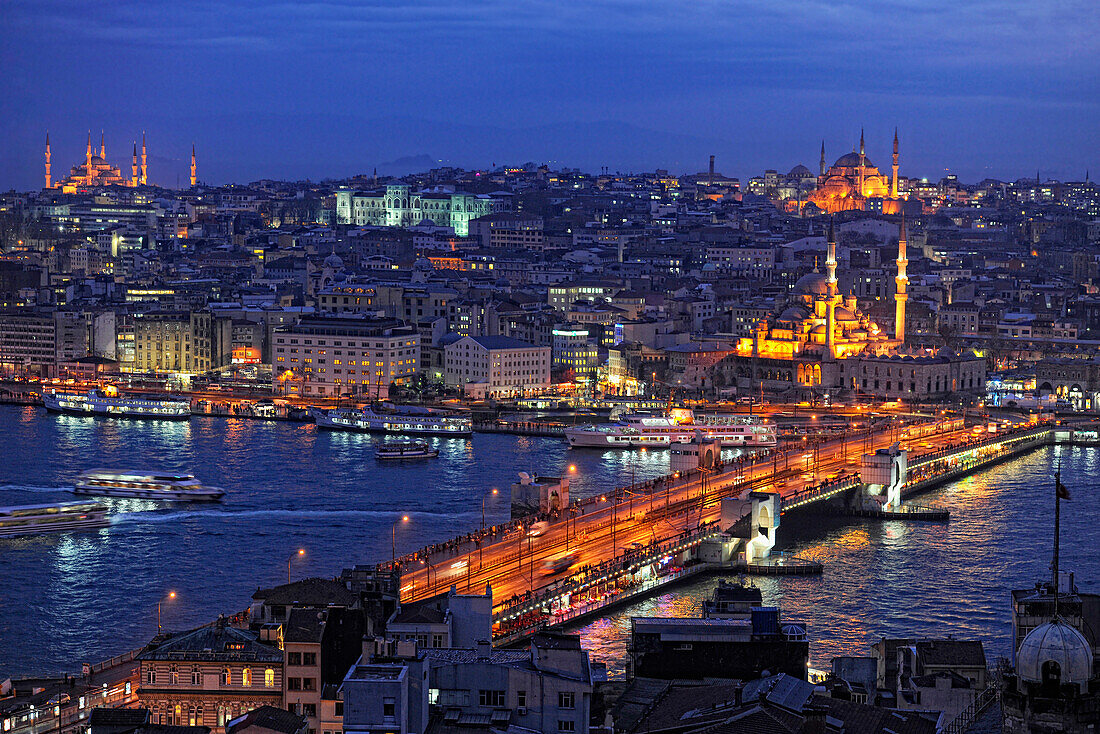 Blick über Goldenes Horn mit Galatabrücke am Abend, Istanbul, Türkei