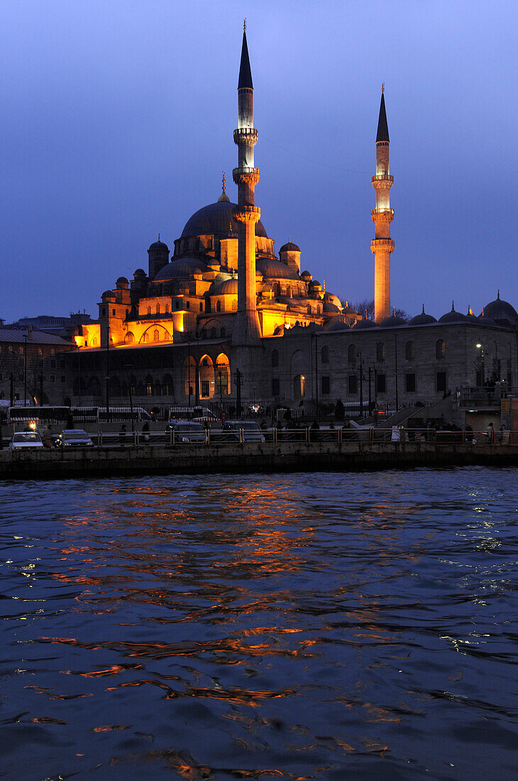 Die beleuchtete Neue Moschee der Sultansmutter am Abend, Istanbul, Türkei, Europa