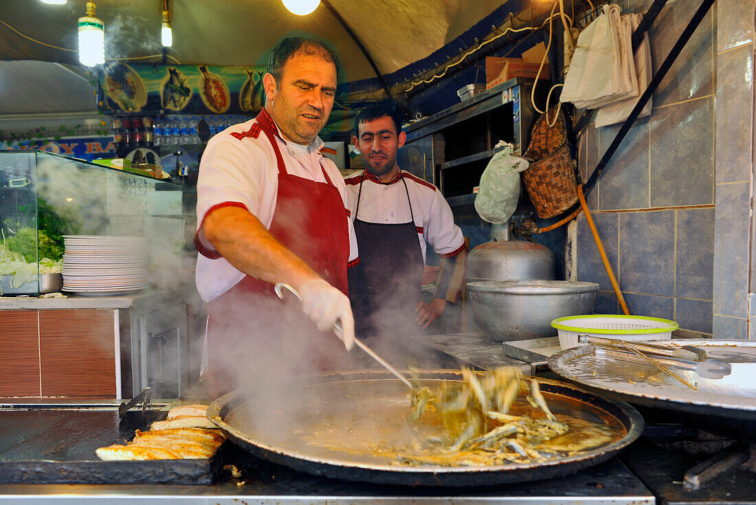 Imbiss mit Bratfisch auf dem Galatamarkt, Istanbul, Türkei, Europa
