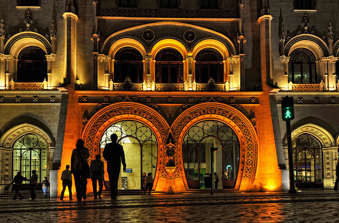 Beleuchteter Bahnhof Lissabon Rossio am Abend, Lissabon, Portugal