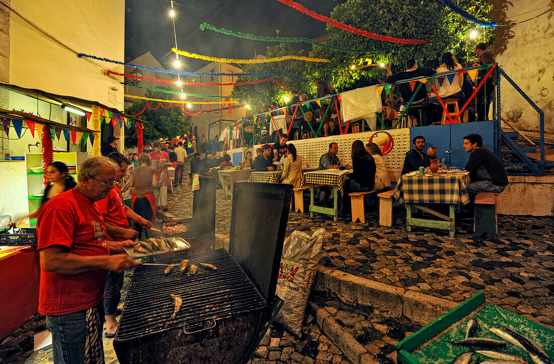 Strassenfest im Stadtteil Alfama am Abend, Lissabon, Portugal, Europa