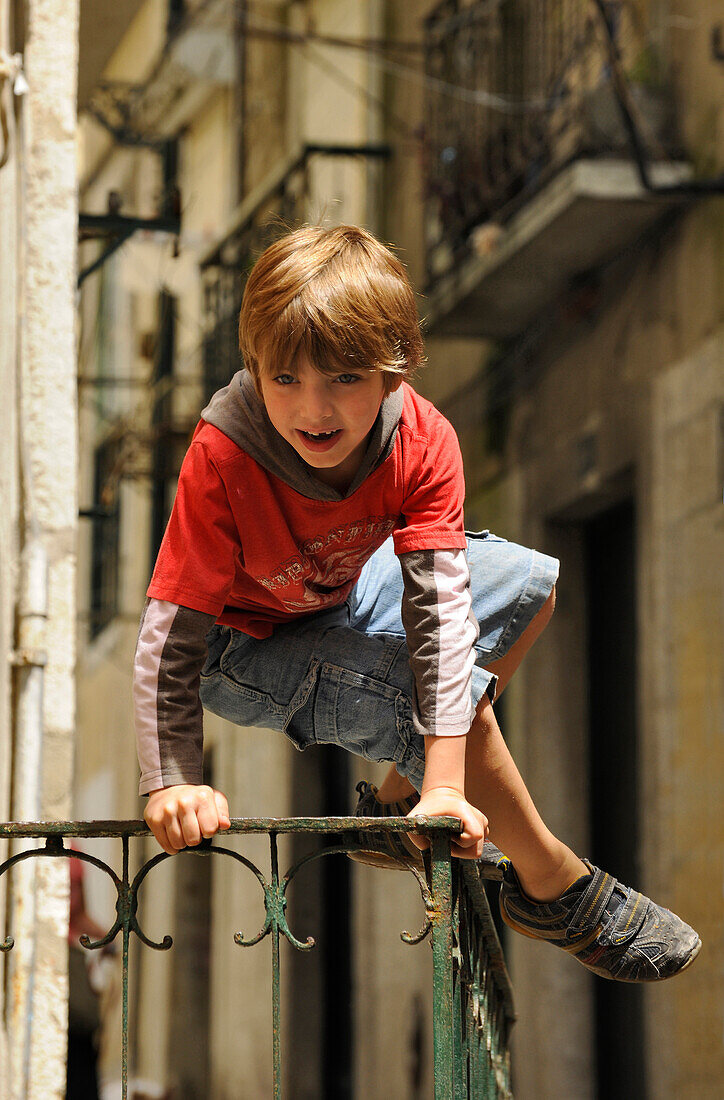 Ein Junge im Stadtteil Alfama, Lissabon, Portugal, Europa