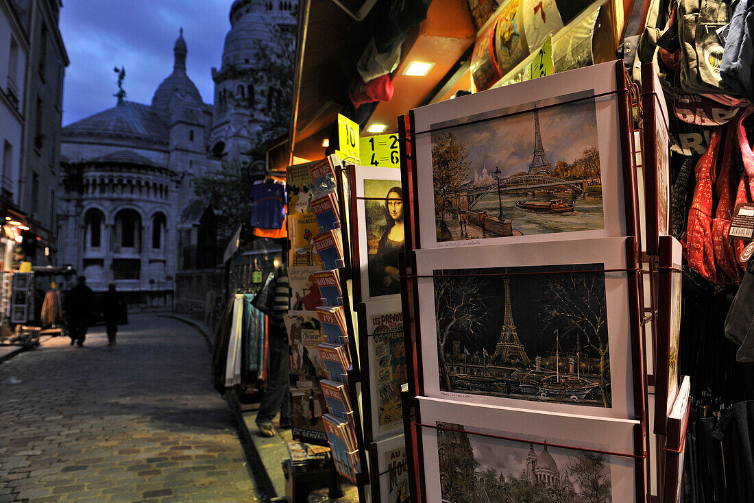 Verkaufsstand mit Souvenirs am Abend, Montmatre, Paris, Frankreich, Europa