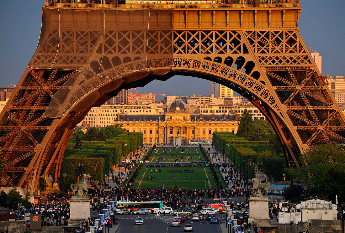 Eiffelturm mit Ecole Militaire im Hintergrund, Paris, Frankreich