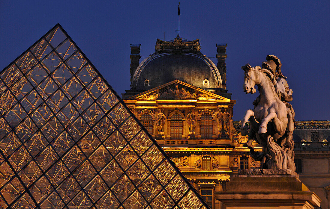 Glaspyramide und Reiterdenkmal im Innenhof des Louvre am Abend, Paris, Frankreich