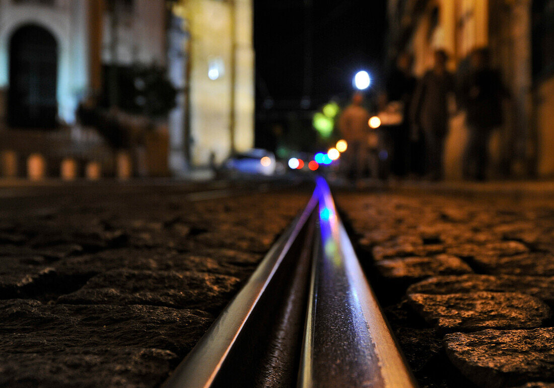 Schiene der Strassenbahn Linie 28 bei Nacht, Lissabon, Portugal, Europa