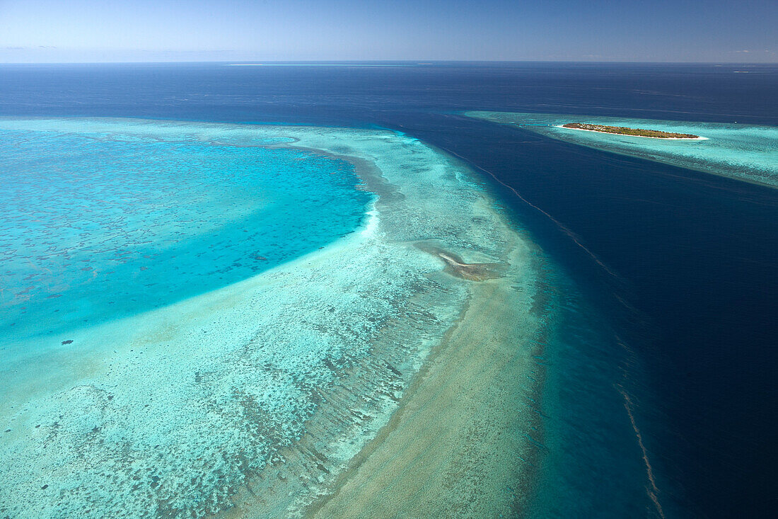 Heron Island und Plattformriff, Schlieren der Korallenhochzeit, von oben, Great Barrier Reef Marine Park, UNESCO Weltnaturerbe, Queensland, Australien