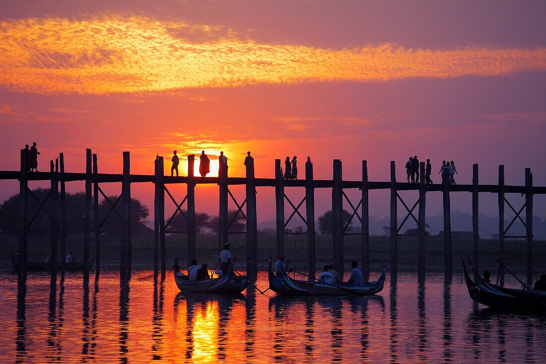 Myanmar, Burma, Amarapura, U Bein Bridge, Taungthaman Pond, sunset